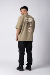 Remera negra oversize de algodón con cuello redondo y mangas cortas. Estampado pequeño en el frente y estampado grande en la espalda con la frase "Curbside Treasure".