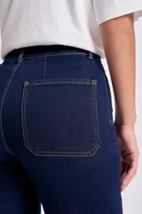 Pantalón de jean de corte ancho color azul oscuro.