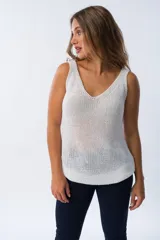 Musculosa blanca de tejido de punto calado con escote en V.