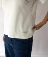 Remera blanca de algodón orgánico, de corte recto y mangas cortas.