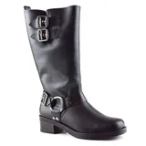 Bota de caña alta color negro, con taco bajo y puntera redondeada. Presenta dos hebillas decorativas en la parte superior de la caña y una correa con hebilla y arandela metálica alrededor del tobillo.