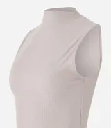 Blusa negra sin mangas de rib con cuello alto.