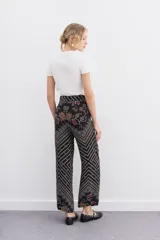 Pantalón palazzo de tiro alto confeccionado en viscosa estampada. Presenta cierre lateral invisible y bolsillos diagonales.