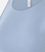 Top cropped sin mangas, color marrón oscuro, de corte ajustado al cuerpo y cuello redondo. Presenta textura acanalada.