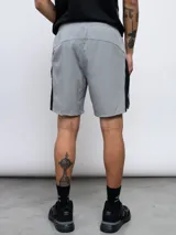 Short de entrenamiento Umbro Vive para hombre, color negro con detalles en gris. Confeccionado en tejido elástico de cuatro direcciones. Incluye logo de Umbro en la pierna izquierda.