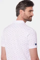 Remera tipo polo blanca estampada con mini print en todo el cuerpo, con botones personalizados y logo en el pecho.