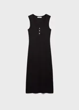 Vestido midi negro de tejido de punto de canalé con cierre de botones en la parte delantera, terminaciones satinadas, cuello redondo, diseño evasé y tirantes anchos.