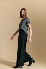 Pantalón ancho negro de silueta moderna y calce cómodo, con cordones ajustables en la cintura.