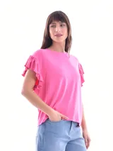 Remera rosa con mangas cortas con volados.