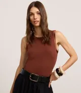 Musculosa blanca de punto con cuello redondo y sisas con detalle satinado.