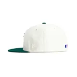 Gorro New Era 59FIFTY de los Los Angeles Dodgers, color blanco con visera verde y logo del equipo bordado en verde al frente. Parche bordado conmemorativo del campeonato de la Serie Mundial de 1988 en el lateral.