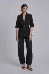 Pantalón de jean negro de corte ancho, con cintura alta y bolsillos laterales.