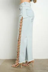 Pantalón de jean celeste con lavado claro, tiro alto, corte recto y apliques de gemas en aberturas laterales.