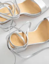 Sandalias plateadas con tiras finas y taco cuadrado.