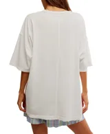 Remera azul marino de algodón, de manga corta y corte holgado.