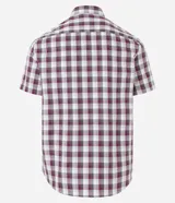 Camisa masculina de manga corta con cuello inglés y abotonado delantero. Estampada con diseño de cuadros en tonos borgoña, gris y blanco.