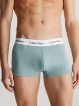Boxer Calvin Klein color celeste con cintura elástica blanca con el logo de la marca en negro.