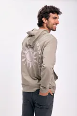 Canguro deportivo verde con capucha, cierre frontal y estampado de un sol con la frase "Sunny Days" en la espalda.