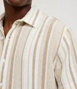 Camisa de manga corta para hombre marca Marfinno, confeccionada en tejido texturizado de mezcla de algodón y poliéster. Presenta un diseño de rayas verticales en tonos beige, gris y bordó, con cuello tradicional y cierre frontal mediante botones.