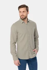 Camisa de lino blanca de manga larga, con bolsillo en el pecho con logo bordado y botones personalizados.