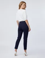 Pantalón de gabardina elastizada azul marino, marca Zac & Rachel, de corte recto, pretina ancha pespunteada y largo al tobillo. Tiene bolsillos simulados.
