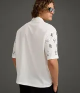Camisa de manga corta para hombre, corte boxy, color blanco con cuello bowling y un estampado repetitivo de figuras geométricas negras.