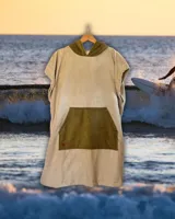 Poncho de toalla beige con capucha y bolsillo canguro verde.