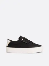Zapatillas Tommy Hilfiger Essential de plataforma, color negro, confeccionadas en lona de algodón. Presentan suela de goma blanca, interior de poliéster, plantilla extraíble y logo metálico en la lengüeta y el lateral.