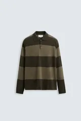 Polo de hombre con corte relajado, confeccionado en tejido de punto de algodón. Presenta cuello tipo solapa con cierre frontal de botones, manga larga y terminaciones en rib.