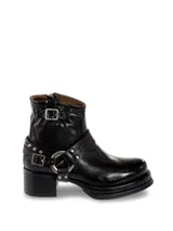 Botas de cuero bovino color negro, con detallado de hebillas y clavos en el diseño.