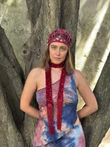 Corbatín de red color borgoña con lentejuelas y flecos en los extremos.