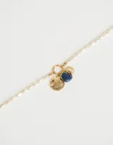 Collar corto con cadena de perlas de río, dije de corazón azul con detalle de ojo turco, dije de caracol dorado y dije redondo dorado con textura.