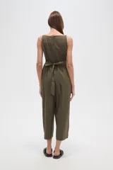 Mono de viscosa color verde oliva, con breteles anchos, corte holgado, cierre lateral y cuello recto. Diseño a rayas verticales.