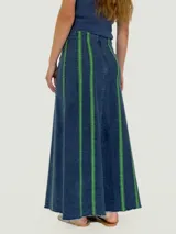 Pollera larga de jean azul con corte acampanado y costuras verticales en color ladrillo.