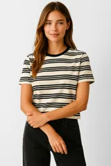 Remera de manga corta color crema con rayas horizontales negras y cuello redondo negro.