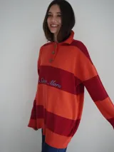 Sweater de hilo de algodón a rayas horizontales rosas y grises, con cuello polo, botones de guampa y bordado de Sierra Mora a tono.