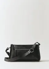 Bolso de cuero negro con diseño compacto, cierre frontal y correa ajustable.