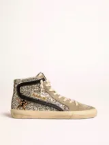 Zapatilla de caña alta con glitter plateado, detalles en cuero color visón y estrella de animal print.