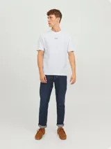 Camiseta blanca de manga corta y cuello redondo, con logo de la marca estampado en el pecho.