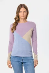 Buzo de algodón tejido con diseño de colores contrastantes en tonos lavanda y gris.