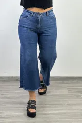 Pantalón jean azul oscuro, corte culotte, con tiro alto y terminación desflecada.