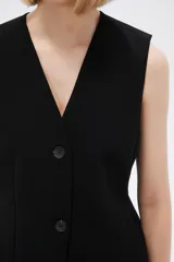 Chaleco negro sin mangas de poliéster con pinzas.