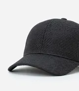 Gorra de paja color negro con visera curva y ajuste trasero con velcro.