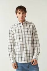 Camisa de manga larga a cuadros rojos y negros, de corte slim fit, con cuello abotonado y logo bordado en el pecho. Confeccionada en algodón.