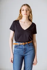 Camiseta negra de algodón orgánico con cuello en V y logo bordado en el pecho.