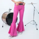 Pantalón de jean rosa con corte flare y ruedo desflecado.
