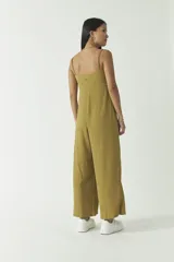 Mono largo color ladrillo con escote caído y tirantes finos.