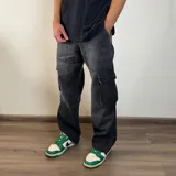 Pantalón jean cargo de corte recto color gris oscuro con bolsillos laterales.