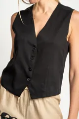 Chaleco negro con escote en V y cierre frontal con botones.