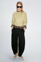 Zapato destalonado tipo slingback color beige, con punta fina, tacón kitten fino y tira trasera ajustable con hebilla metálica.